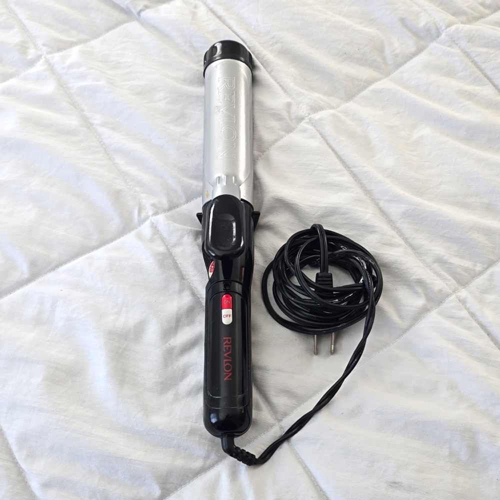 7/1  Revlon Electrical Curling Iron Model: RV050